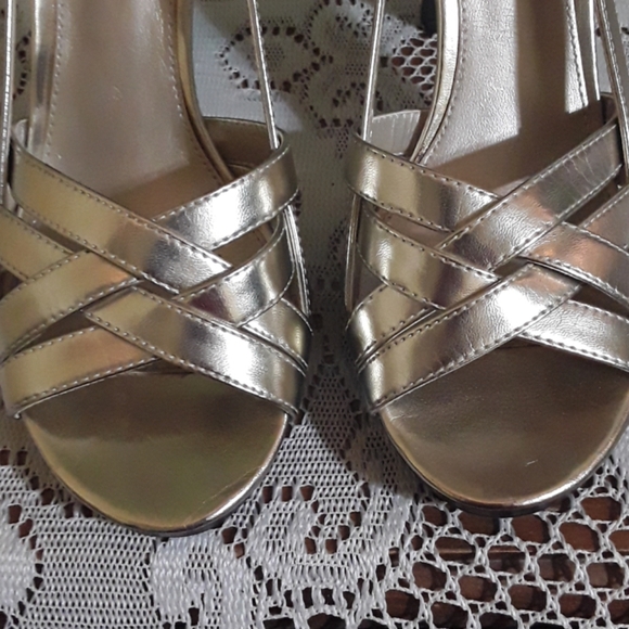 Chaps gold women's strappy stiletto heels size 6B - Picture 6 of 7
